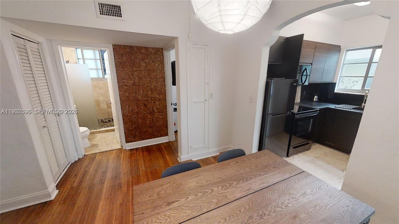 出租: $2,300 (1 贝兹, 1 浴室, 704 平方英尺)