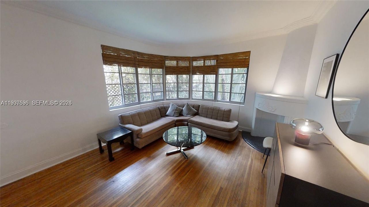 出租: $2,300 (1 贝兹, 1 浴室, 704 平方英尺)