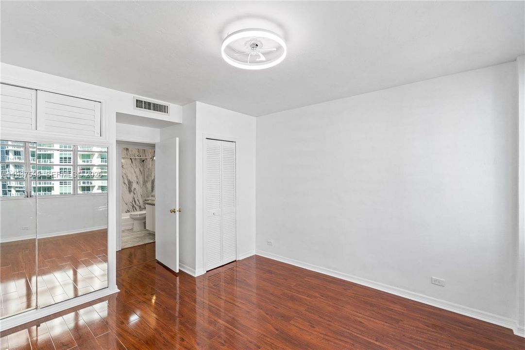 出租: $2,500 (1 贝兹, 1 浴室, 787 平方英尺)