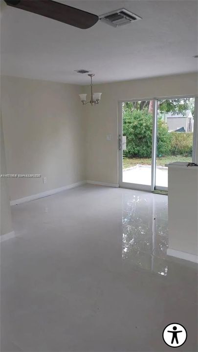 出租: $2,650 (3 贝兹, 1 浴室, 949 平方英尺)