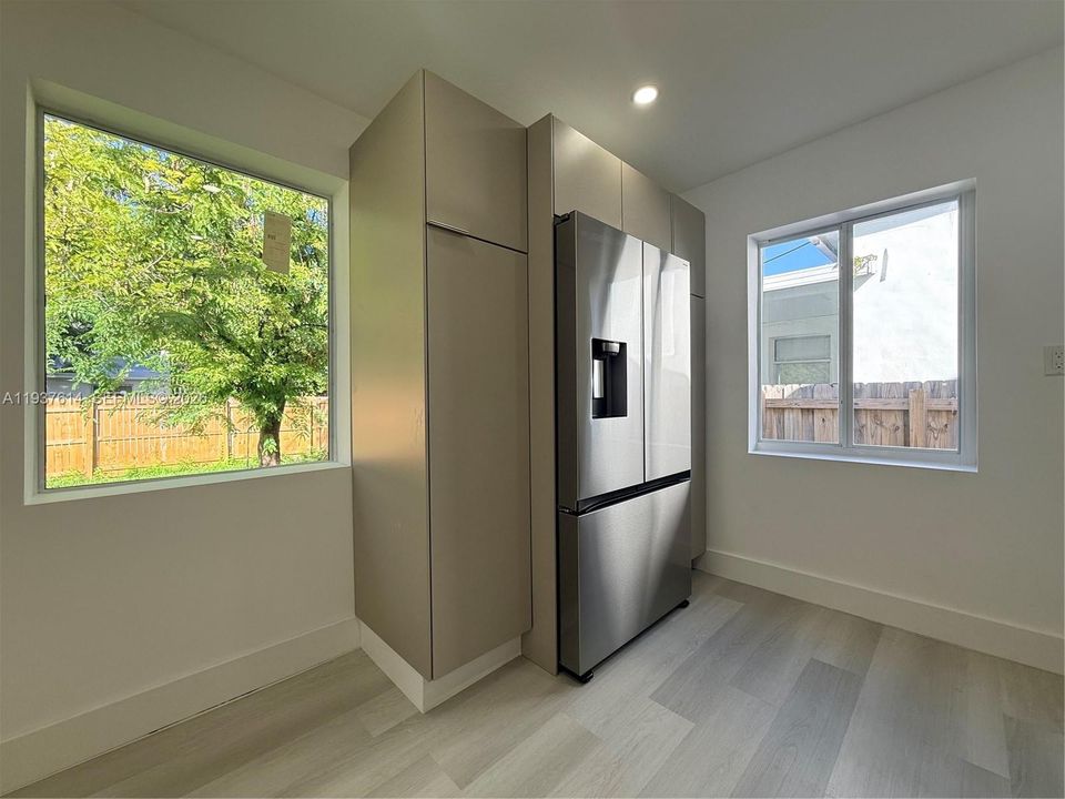 出租: $4,100 (3 贝兹, 2 浴室, 1268 平方英尺)