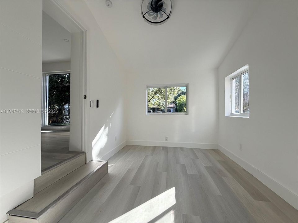 出租: $4,100 (3 贝兹, 2 浴室, 1268 平方英尺)