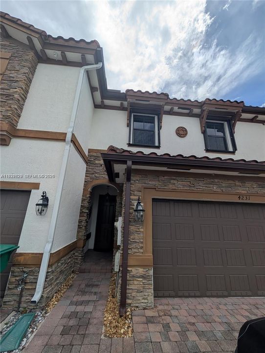 For Sale: $599,999 (3 beds, 2 baths, 1938 Square Feet)