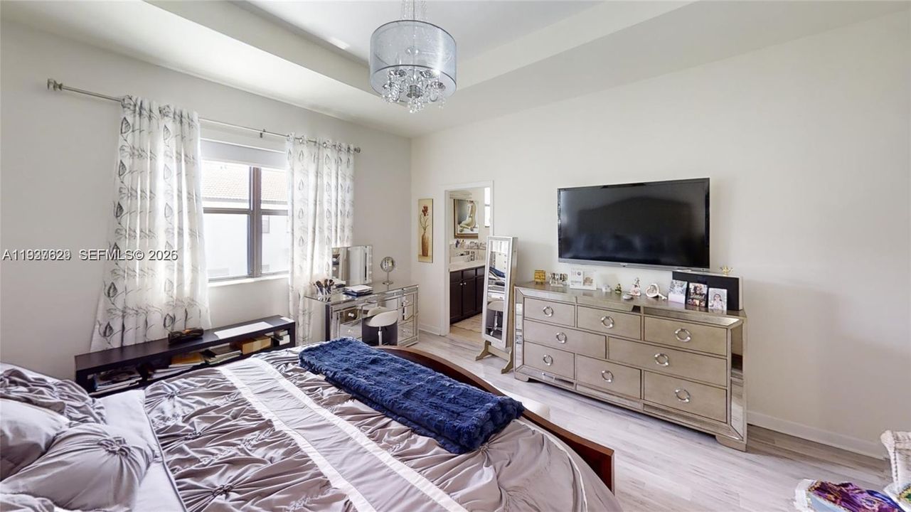 For Sale: $599,999 (3 beds, 2 baths, 1938 Square Feet)