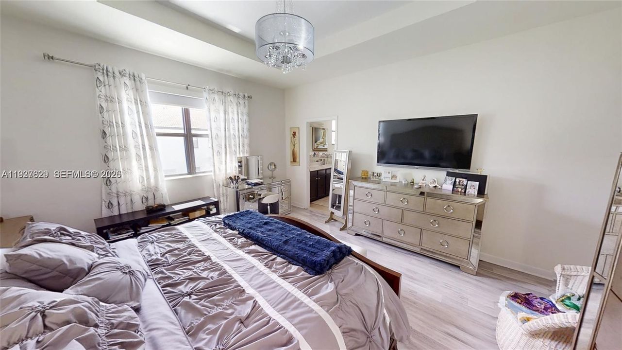 For Sale: $599,999 (3 beds, 2 baths, 1938 Square Feet)