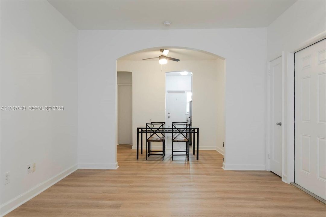 合同活跃: $1,600 (0 贝兹, 1 浴室, 456 平方英尺)