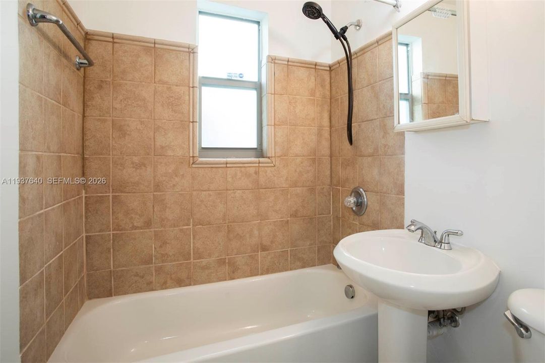 合同活跃: $1,600 (0 贝兹, 1 浴室, 456 平方英尺)