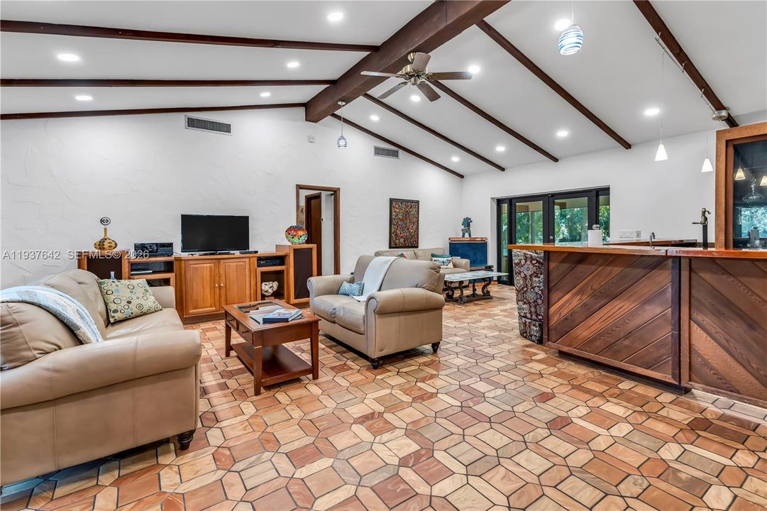 Vendido Recientemente: $3,500,000 (5 camas, 4 baños, 3524 Pies cuadrados)