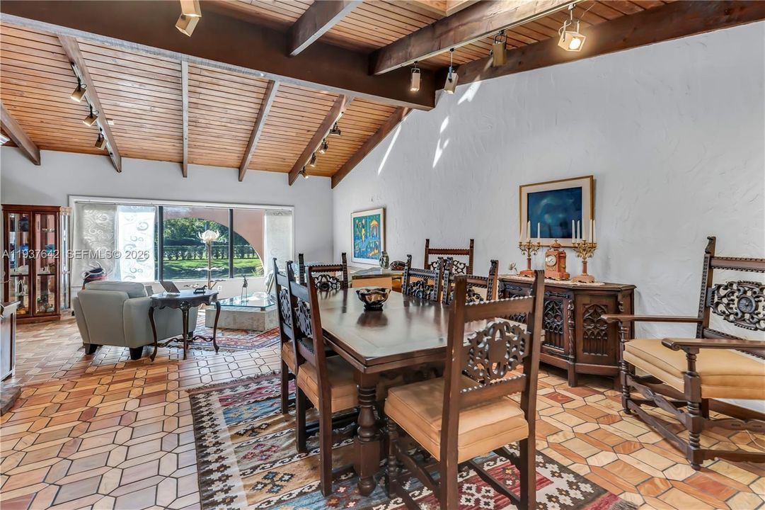 Vendido Recientemente: $3,500,000 (5 camas, 4 baños, 3524 Pies cuadrados)