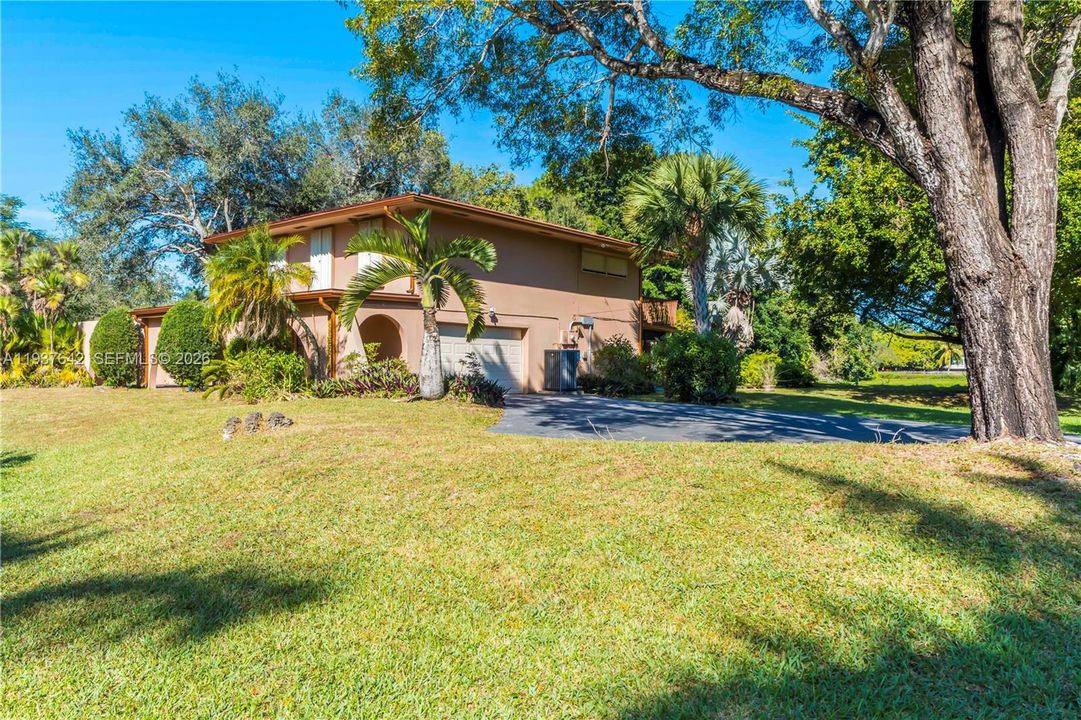 Vendido Recientemente: $3,500,000 (5 camas, 4 baños, 3524 Pies cuadrados)