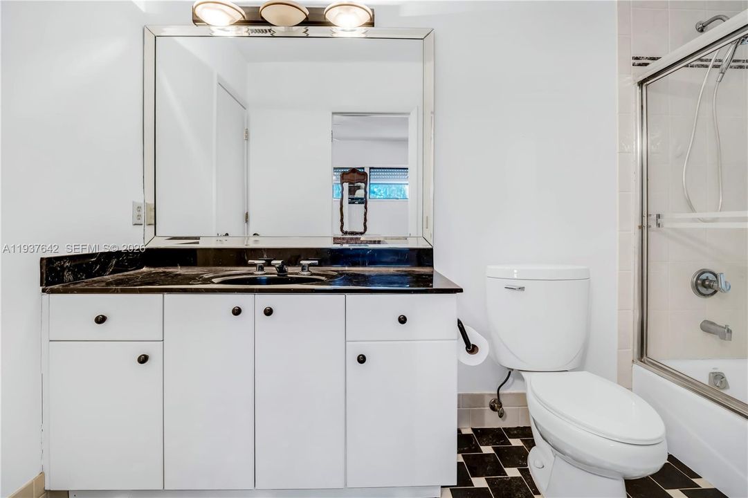 Vendido Recientemente: $3,500,000 (5 camas, 4 baños, 3524 Pies cuadrados)