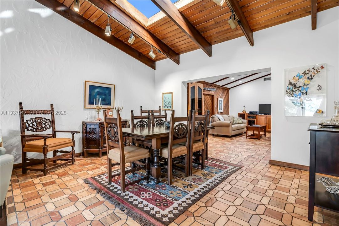 Vendido Recientemente: $3,500,000 (5 camas, 4 baños, 3524 Pies cuadrados)