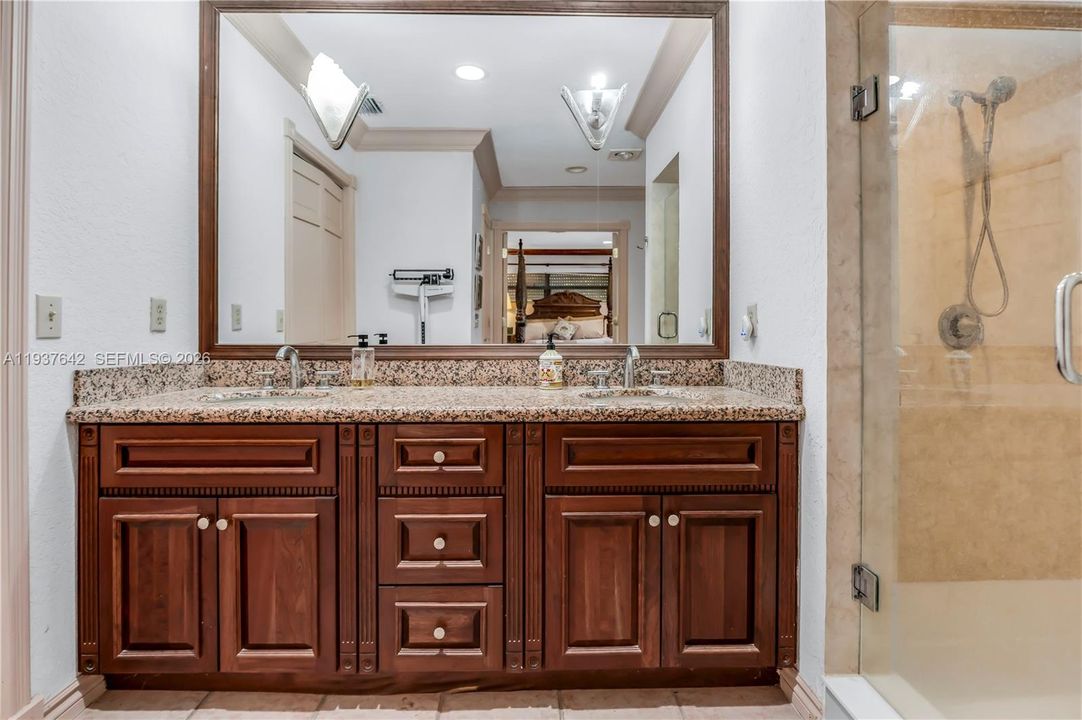 Vendido Recientemente: $3,500,000 (5 camas, 4 baños, 3524 Pies cuadrados)