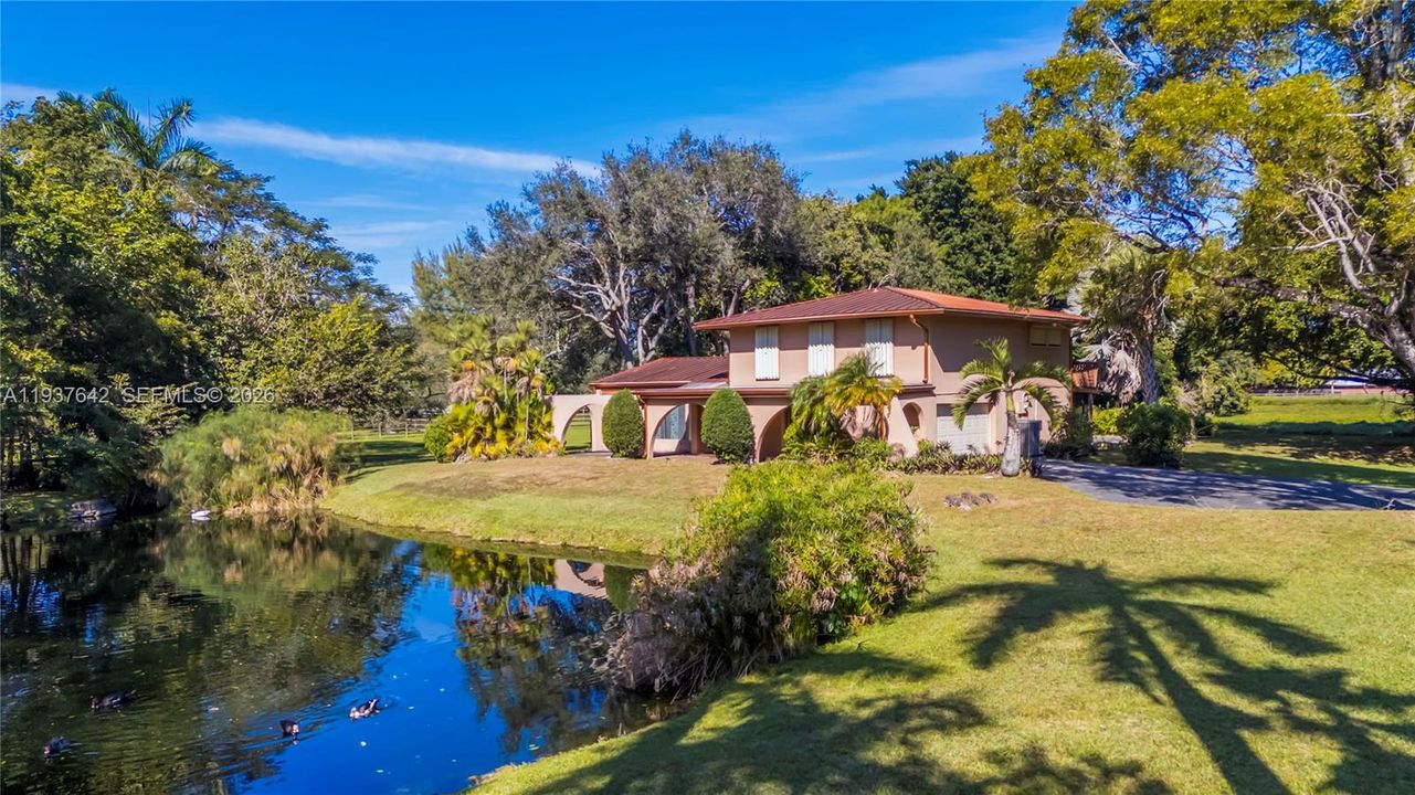Vendido Recientemente: $3,500,000 (5 camas, 4 baños, 3524 Pies cuadrados)