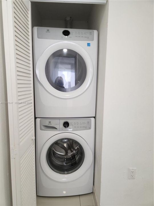 En Venta: $404,000 (4 camas, 3 baños, 1434 Pies cuadrados)