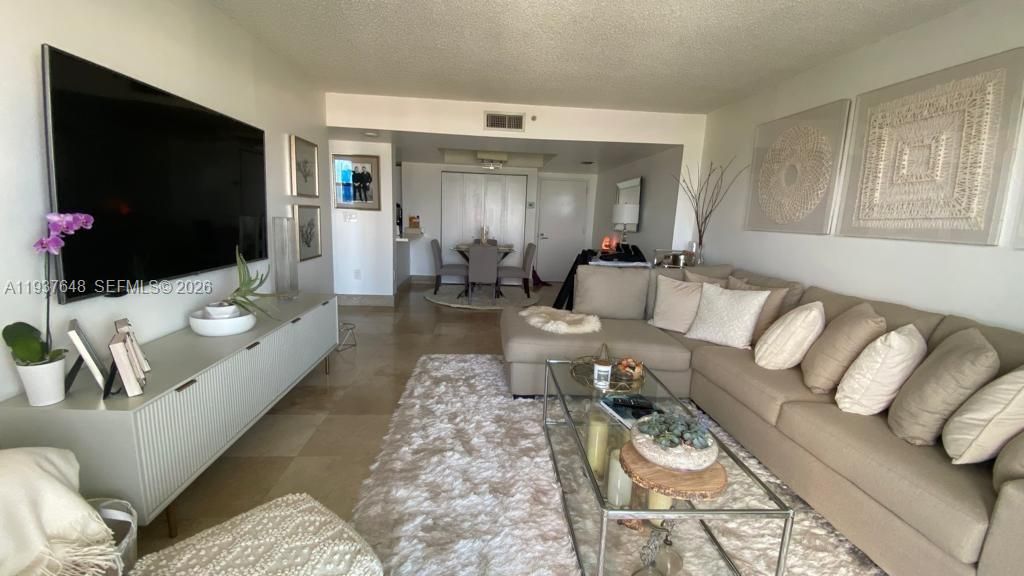 En Venta: $695,000 (1 camas, 1 baños, 746 Pies cuadrados)