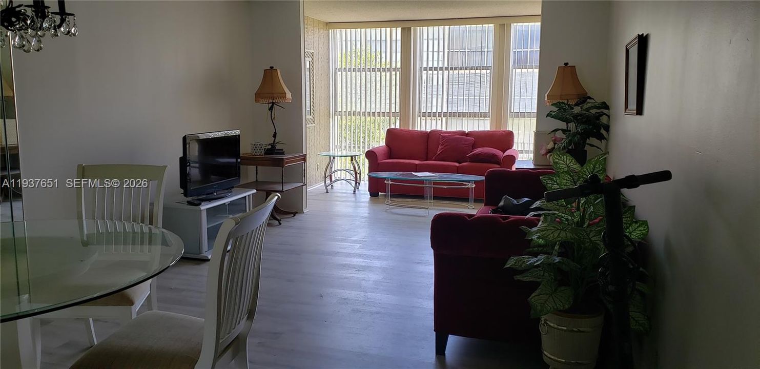 For Sale: $209,900 (1 beds, 1 baths, 820 Square Feet)