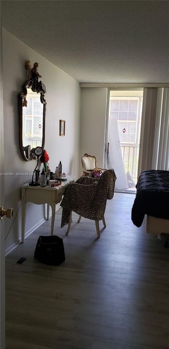 For Sale: $209,900 (1 beds, 1 baths, 820 Square Feet)