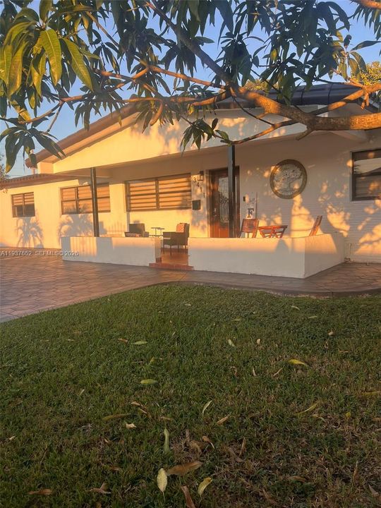 For Rent: $1,850 (1 beds, 1 baths, 2988 Square Feet)