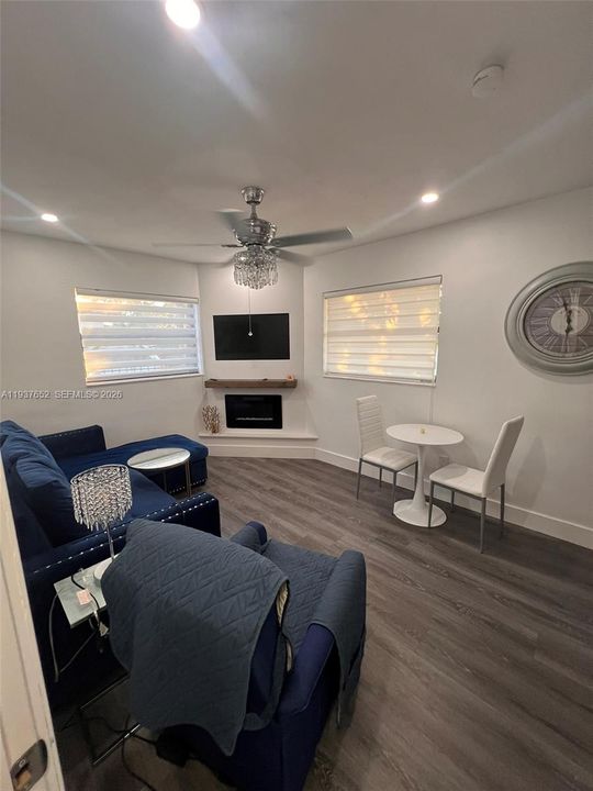 For Rent: $1,850 (1 beds, 1 baths, 2988 Square Feet)