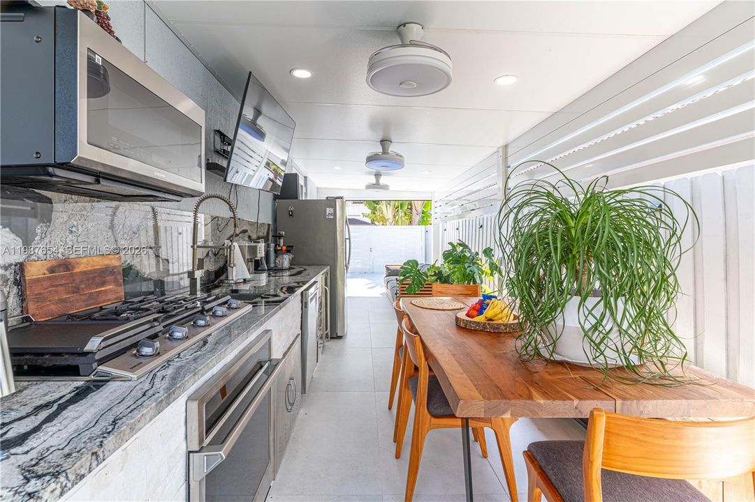 待售: $950,000 (3 贝兹, 3 浴室, 1941 平方英尺)