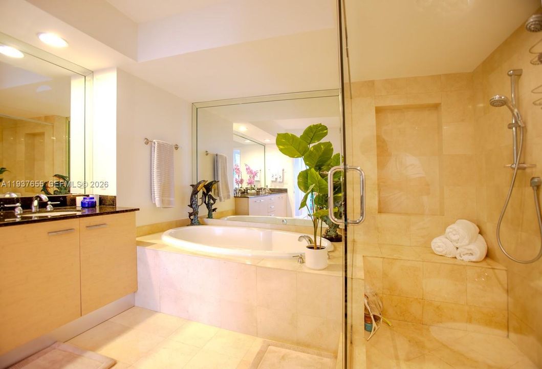 En Venta: $2,100,000 (3 camas, 3 baños, 2078 Pies cuadrados)