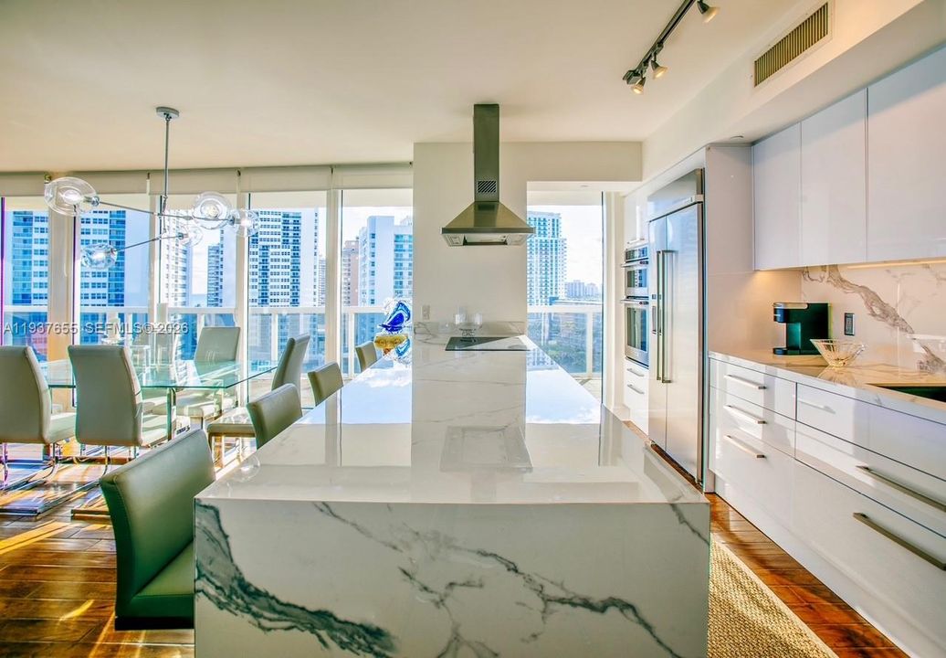 En Venta: $2,100,000 (3 camas, 3 baños, 2078 Pies cuadrados)