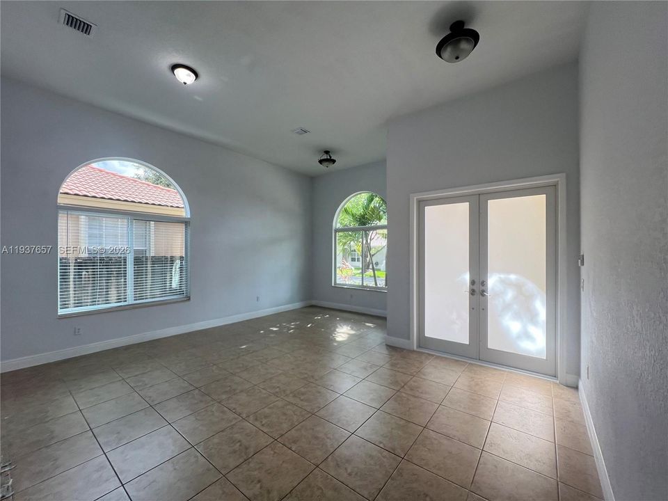 出租: $4,200 (3 贝兹, 3 浴室, 1856 平方英尺)