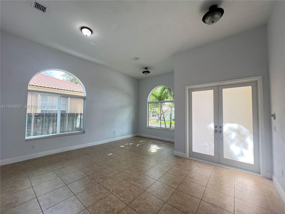 出租: $4,200 (3 贝兹, 3 浴室, 1856 平方英尺)