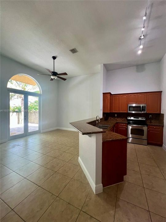 出租: $4,200 (3 贝兹, 3 浴室, 1856 平方英尺)