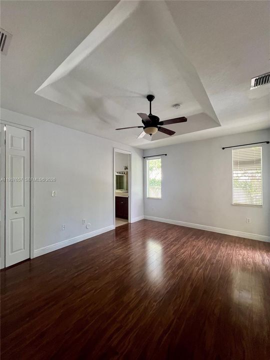 出租: $4,200 (3 贝兹, 3 浴室, 1856 平方英尺)