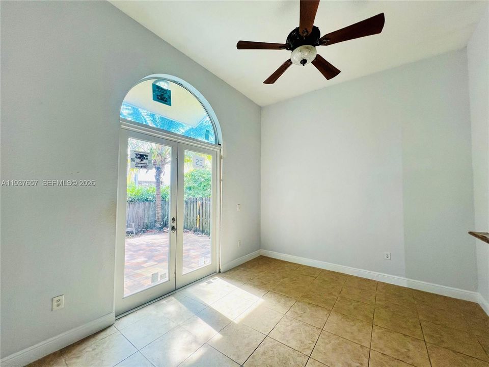 出租: $4,200 (3 贝兹, 3 浴室, 1856 平方英尺)