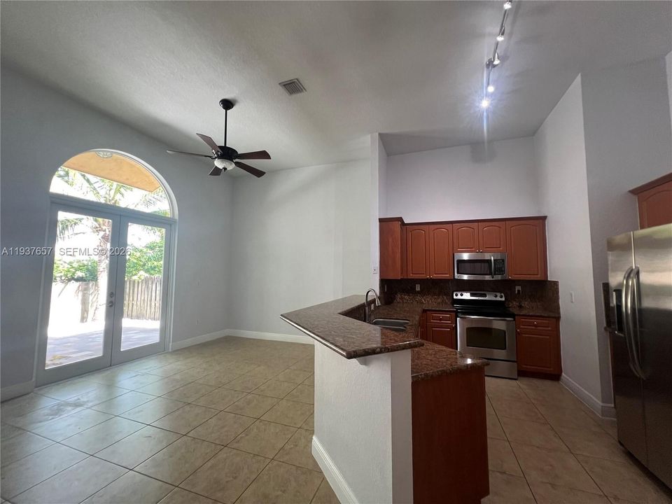 出租: $4,200 (3 贝兹, 3 浴室, 1856 平方英尺)