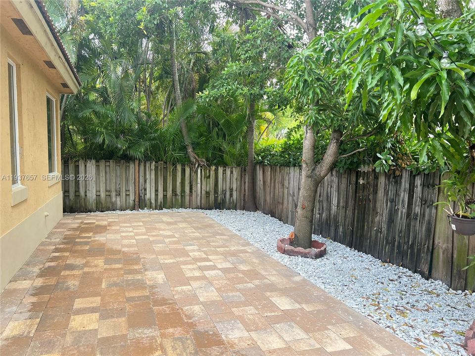 出租: $4,200 (3 贝兹, 3 浴室, 1856 平方英尺)