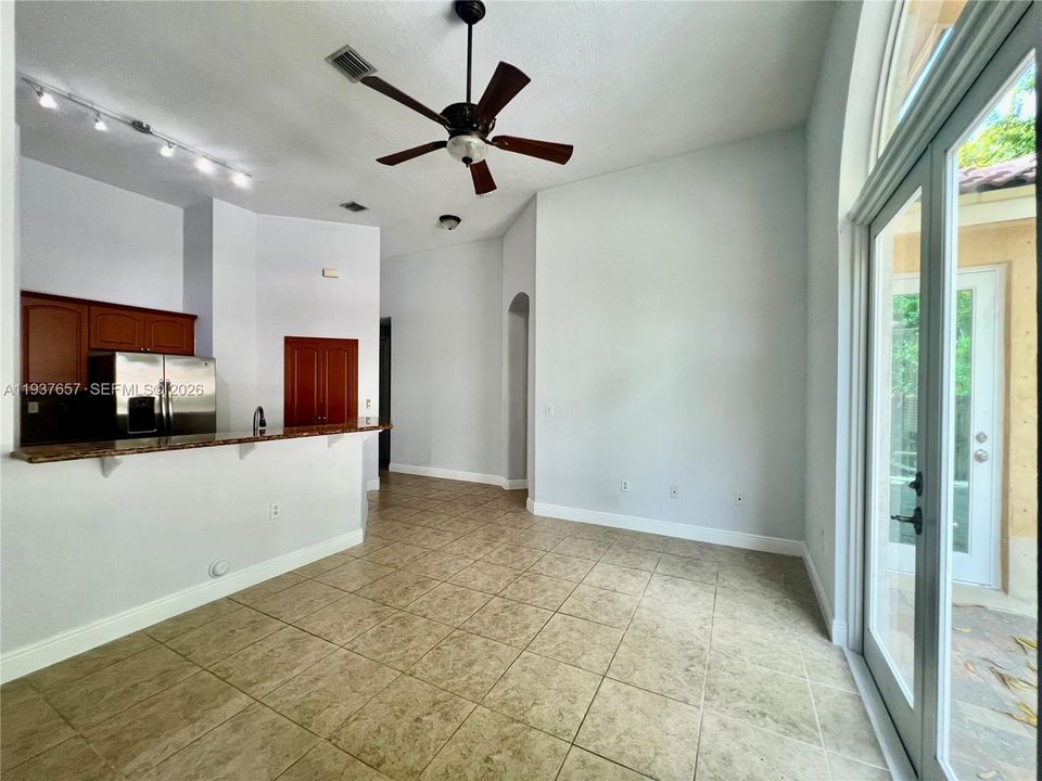 出租: $4,200 (3 贝兹, 3 浴室, 1856 平方英尺)