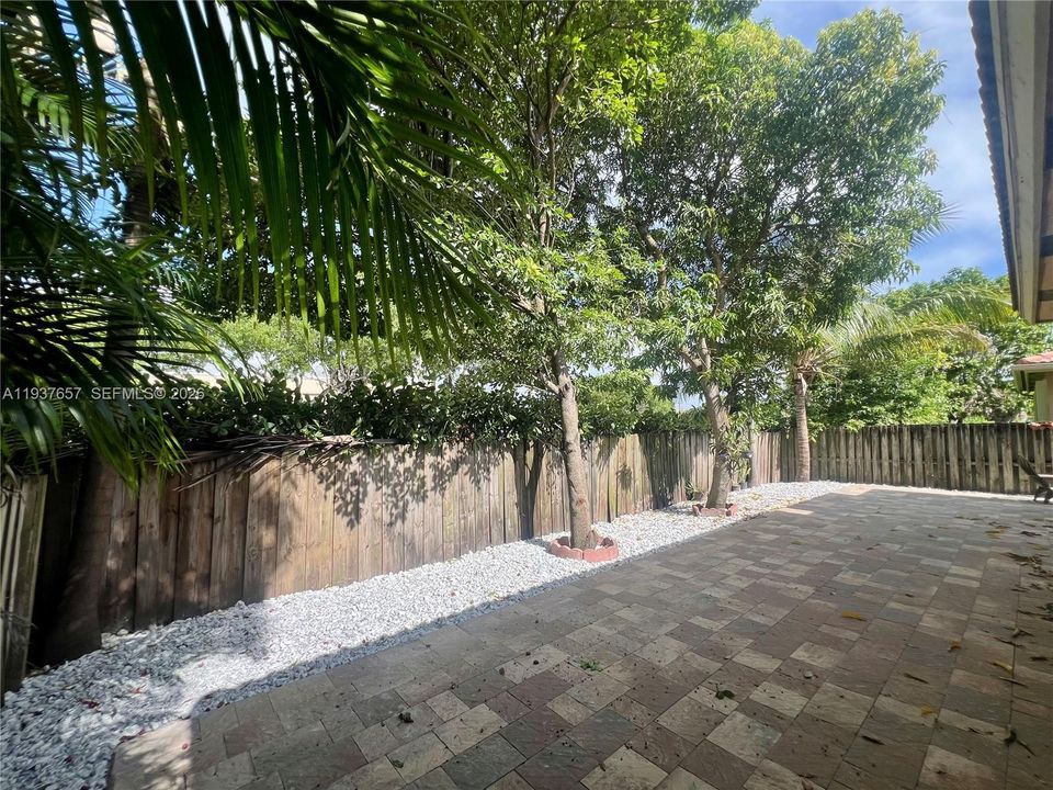 出租: $4,200 (3 贝兹, 3 浴室, 1856 平方英尺)