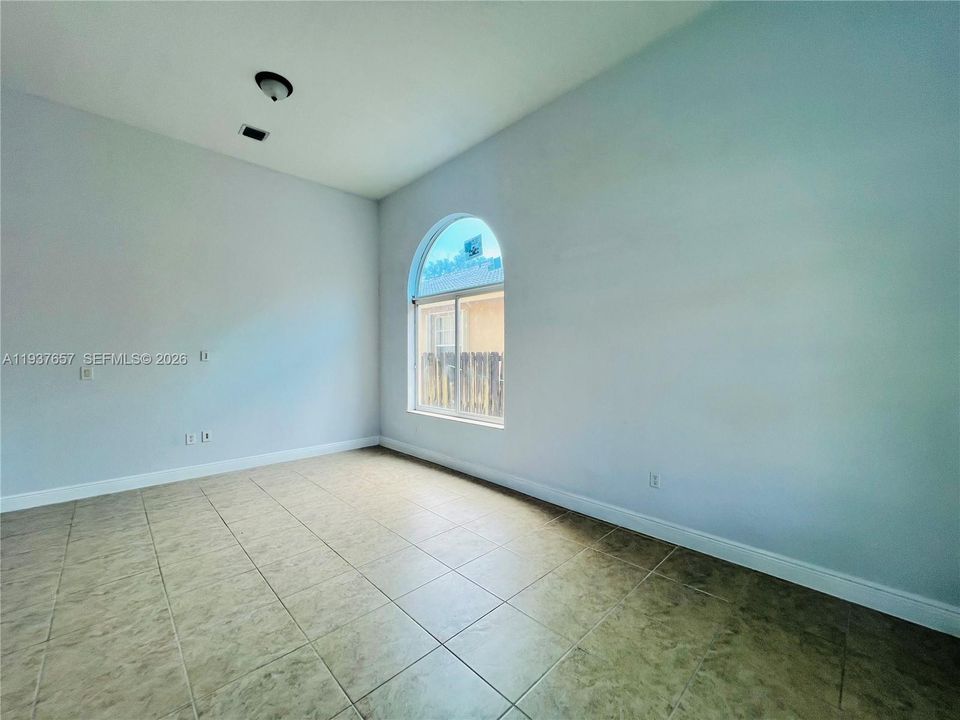 出租: $4,200 (3 贝兹, 3 浴室, 1856 平方英尺)