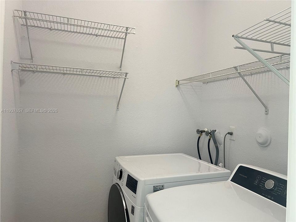 出租: $4,200 (3 贝兹, 3 浴室, 1856 平方英尺)