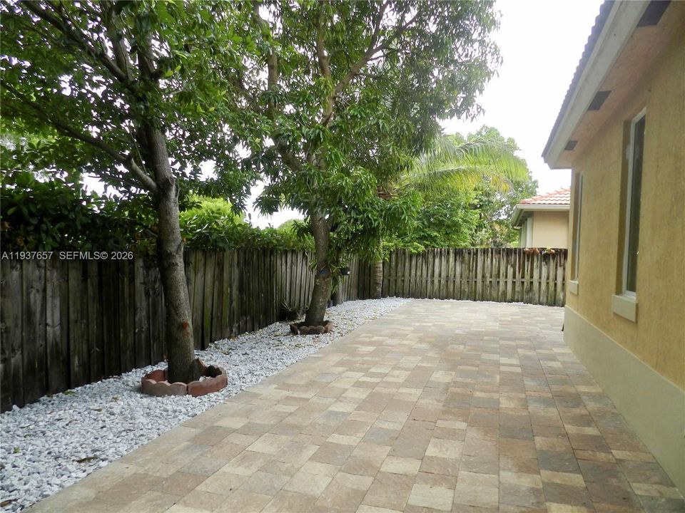 出租: $4,200 (3 贝兹, 3 浴室, 1856 平方英尺)