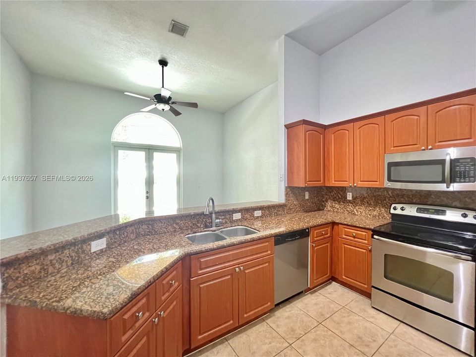 出租: $4,200 (3 贝兹, 3 浴室, 1856 平方英尺)