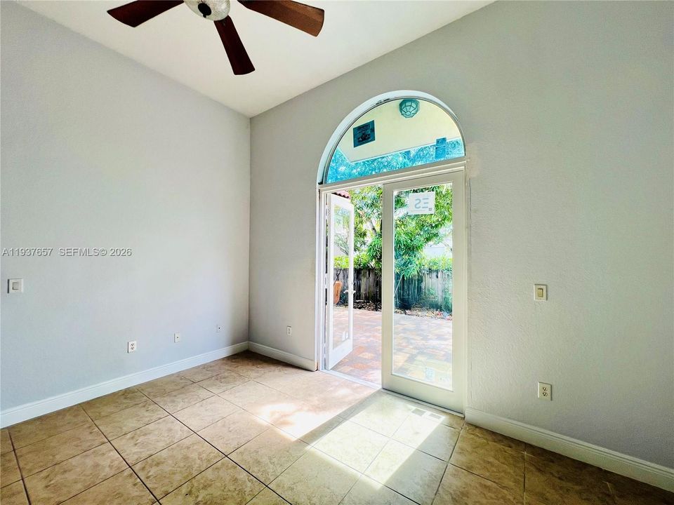 出租: $4,200 (3 贝兹, 3 浴室, 1856 平方英尺)