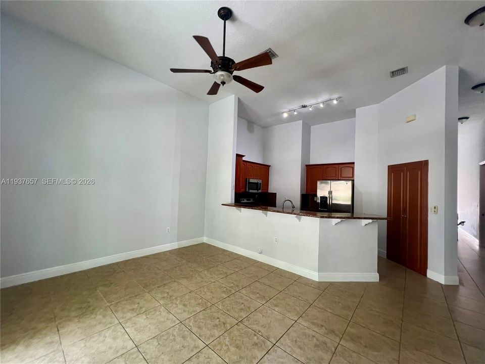 出租: $4,200 (3 贝兹, 3 浴室, 1856 平方英尺)