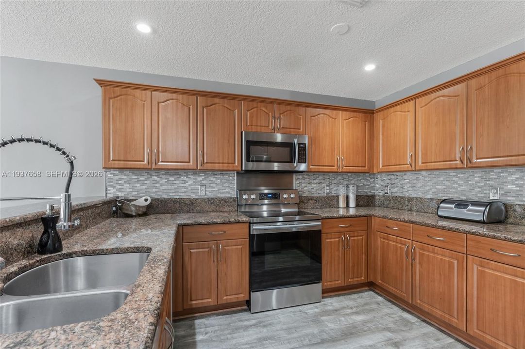 En Renta: $3,599 (3 camas, 2 baños, 1750 Pies cuadrados)