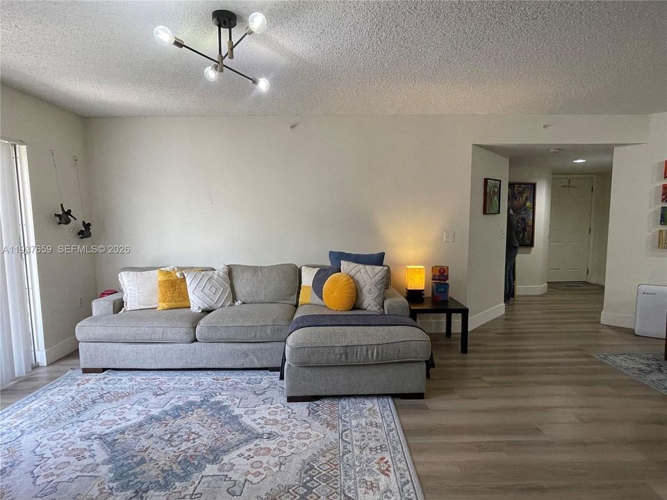 待售: $325,000 (2 贝兹, 2 浴室, 1054 平方英尺)