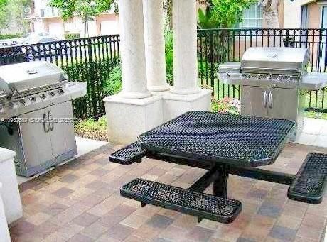 待售: $325,000 (2 贝兹, 2 浴室, 1054 平方英尺)