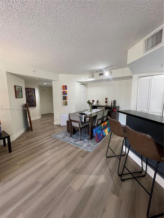 待售: $325,000 (2 贝兹, 2 浴室, 1054 平方英尺)