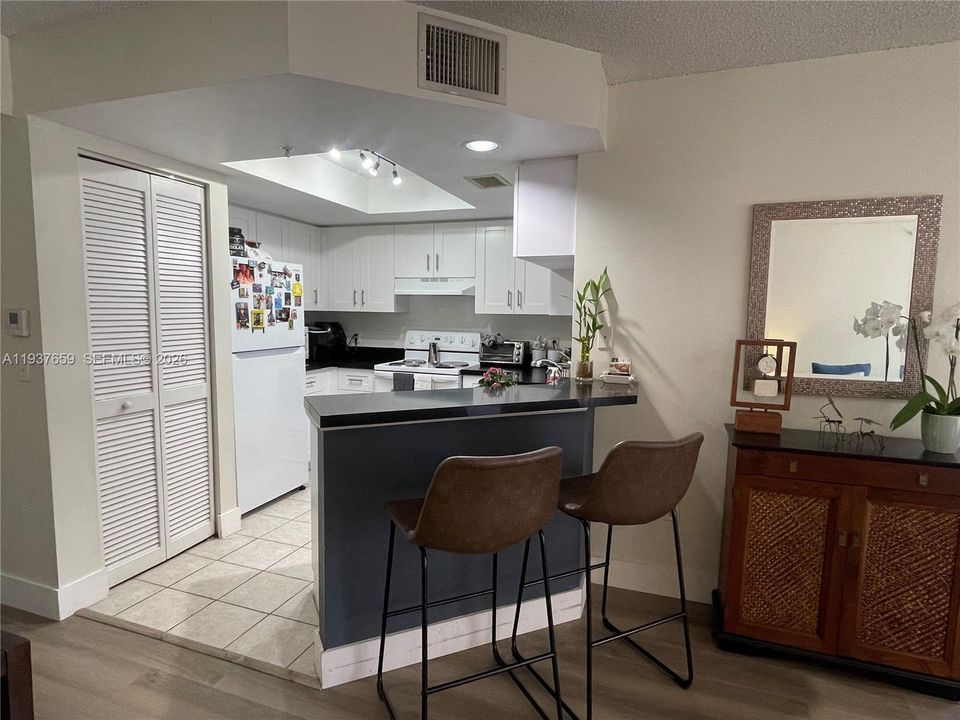 待售: $325,000 (2 贝兹, 2 浴室, 1054 平方英尺)