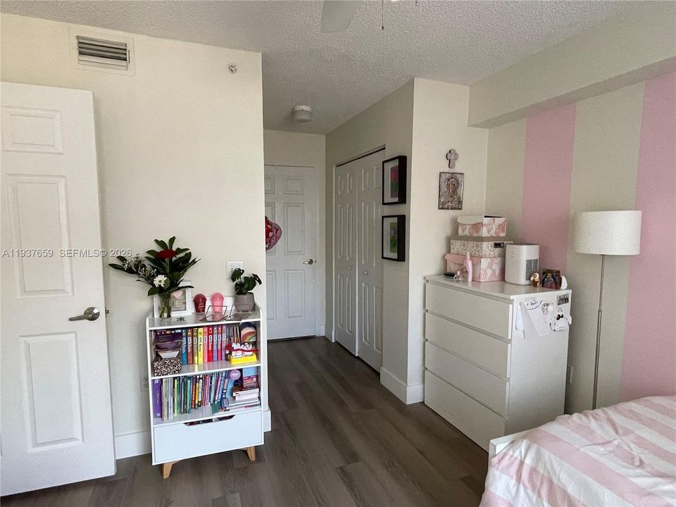 待售: $325,000 (2 贝兹, 2 浴室, 1054 平方英尺)