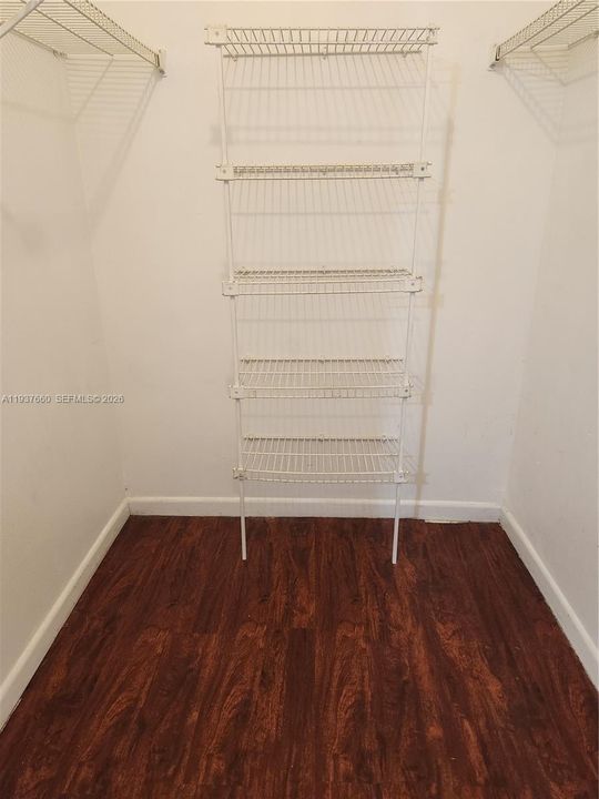 出租: $1,900 (1 贝兹, 1 浴室, 646 平方英尺)