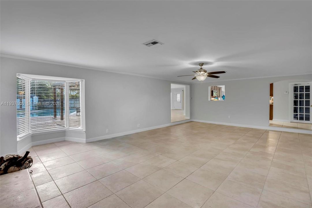 Под контрактом: $4,490 (3 спален, 3 ванн, 2341 Квадратных фут)